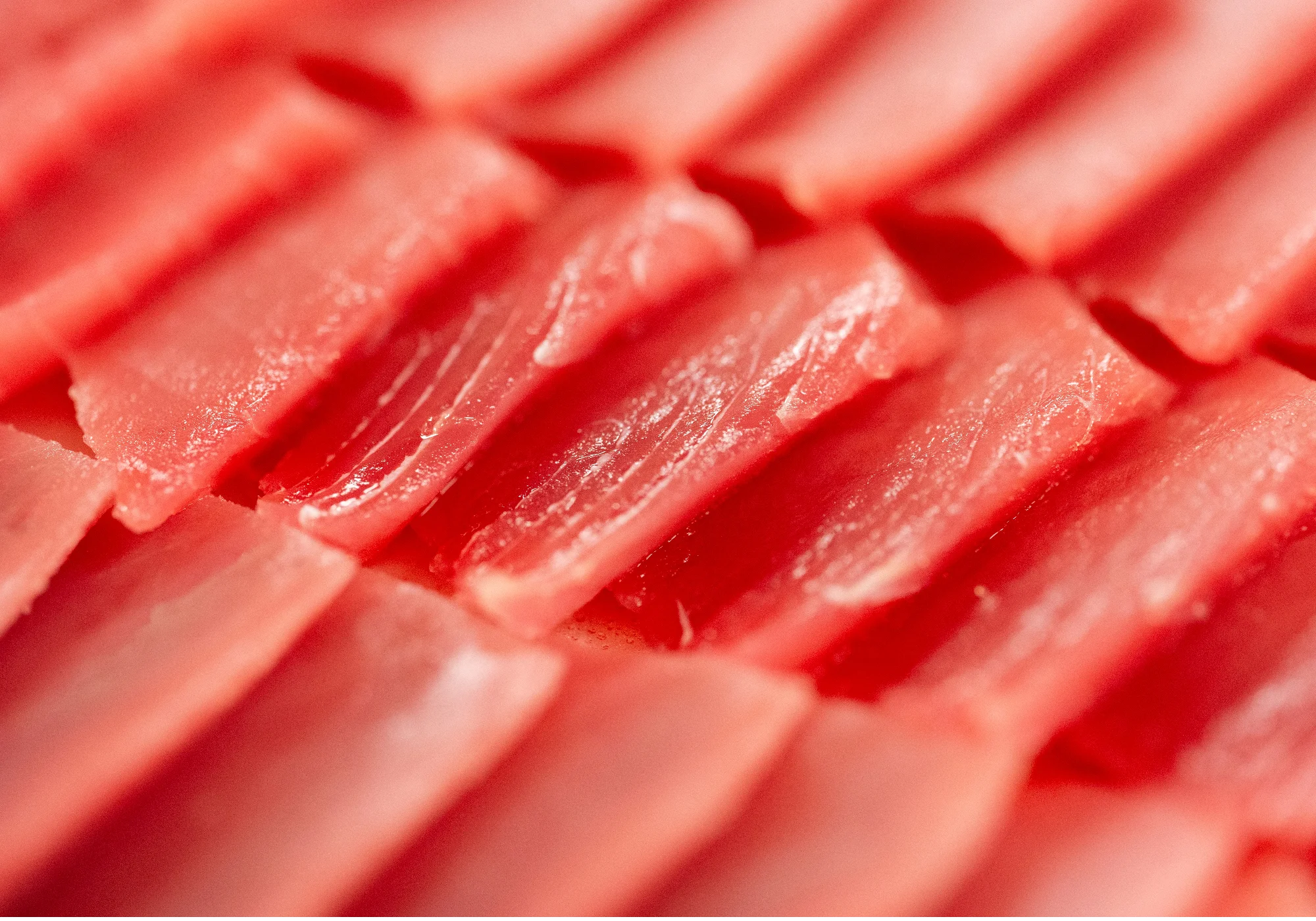色鮮やかな沖縄の天然生まぐろの刺身