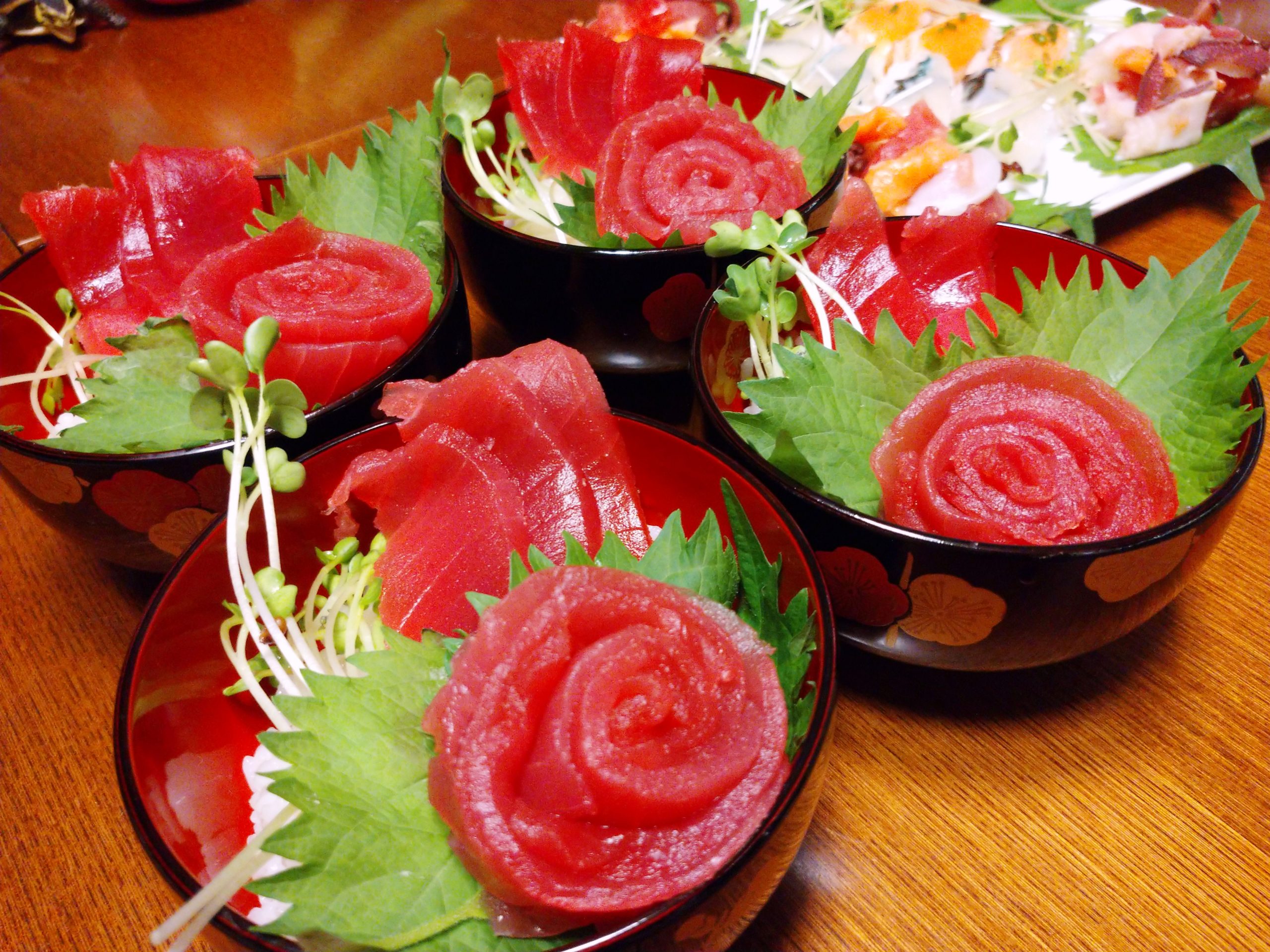 薔薇飾り鉄火丼