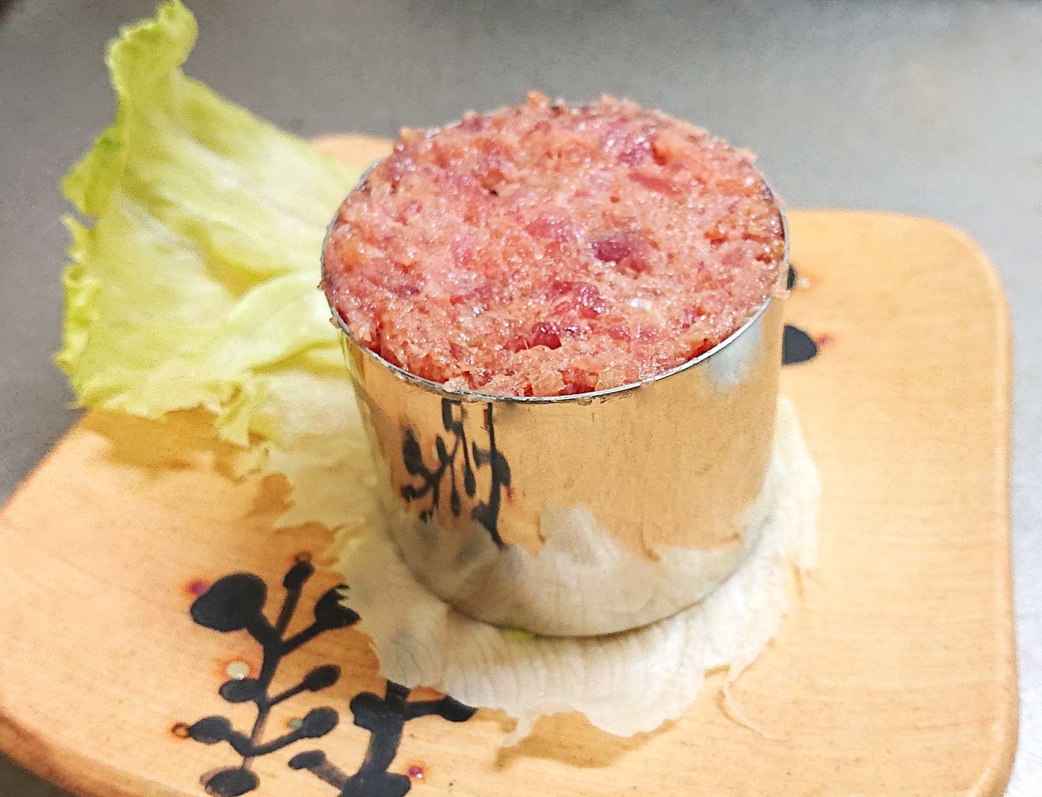 セルクルにまぐろを詰める