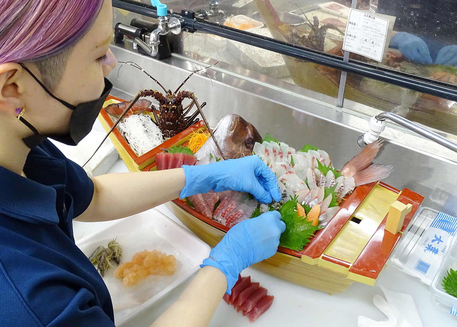 船盛盛り付け中
